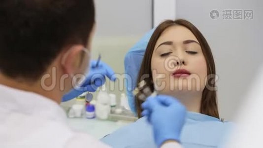牙医正在从激光漂白牙齿样品中选择牙齿颜色视频