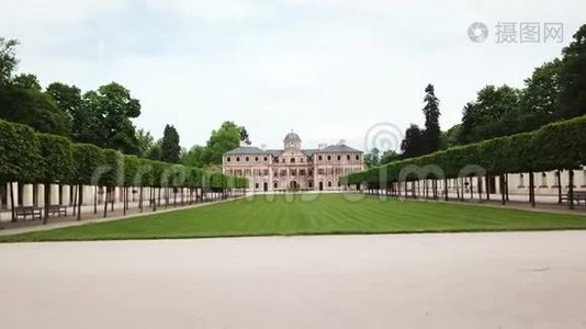 历史宫殿，前面有完美的绿色草坪，空中拍摄，4k视频
