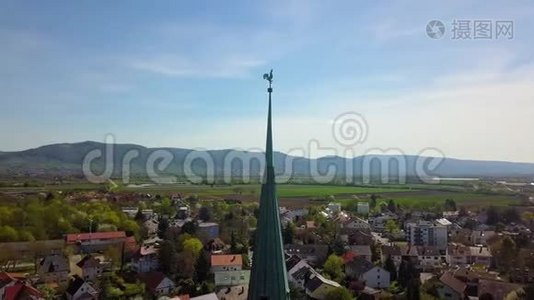 一个巨大的德国城镇的空中城市景观，前景上有一座古老的塔顶，4k视频