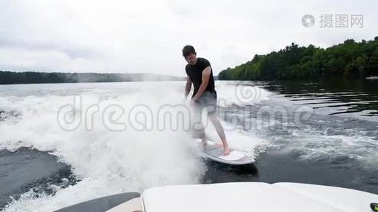 冲浪。 极限水上运动。 在湖上冲浪板上慢动作的年轻人视频