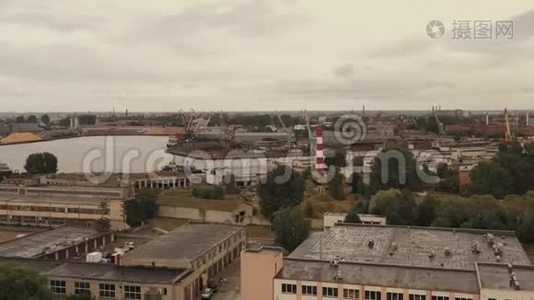 LIEPAJA，LATVIA-JULY，2019年：利帕雅工业区灯塔的航空景观和港口景观。视频