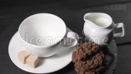 将咖啡中的咖啡塞兹夫图尔卡倒入深色背景的白色杯子中视频