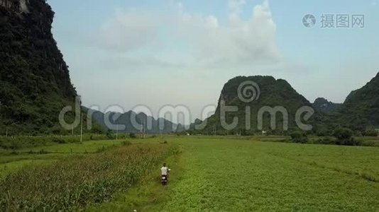 游客们骑着滑板车沿着乡间小路骑在空中的山丘上视频