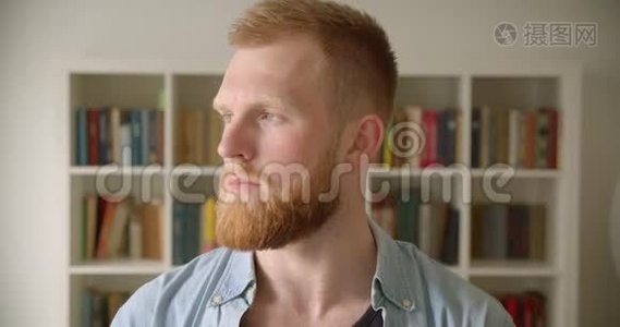 红发胡子白种人男学生在图书馆看镜头的特写镜头视频