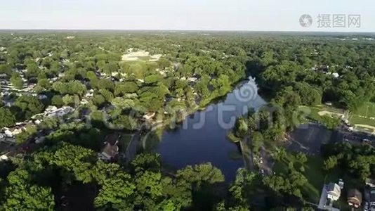 夏季美丽湖泊及周边地区的鸟瞰图视频