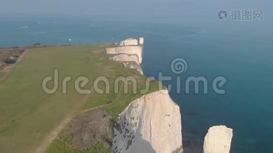从左到右的空中舷梯，在一个ama下，沿着美丽的白色悬崖，有着水晶般的蓝色水的老哈利岩石的镜头视频