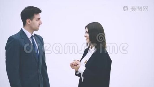 洽谈业务合作伙伴.. 穿西装的男人和女人说话不礼貌，用手势，握手。视频