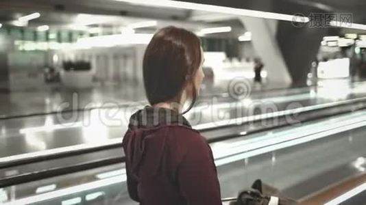 带行李走机场高速公路的年轻女孩视频