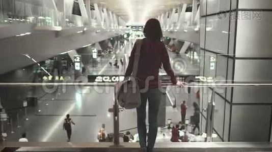 女乘客站着看现代机场大厅视频