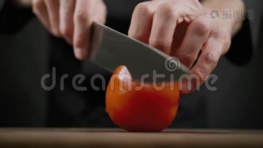 在黑色背景的木桌上煮红番茄视频