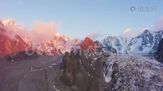 天山雪山日落。 高空超脱视频