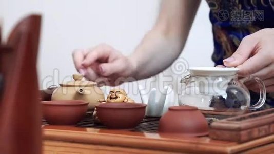 在木桌上有一套供中国茶道用的茶具，杯子，茶壶和盖湾视频