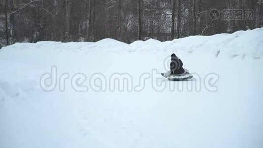 女儿睡在雪管上的女人视频