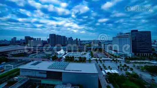 一个黄昏时分，城市景观在Ariake东京的城市街道上大范围倾斜视频