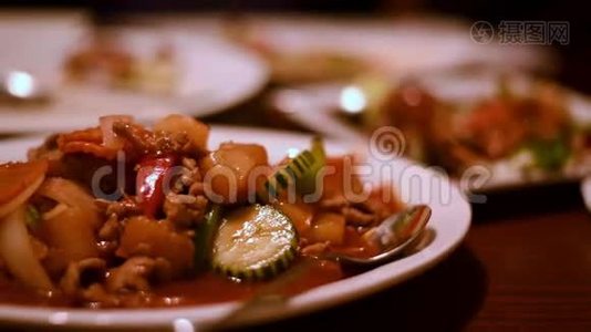 传统泰式炒菜，白色盘子，跟踪射击视频