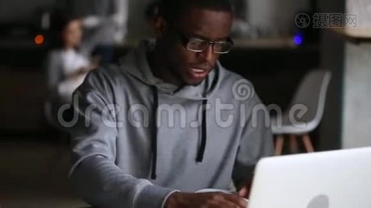 千禧一代非洲学生在咖啡馆用笔记本电脑读书视频