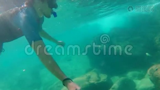 年轻人在美丽的蓝色海洋中潜水，并制作自拍视频视频