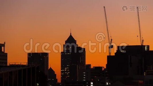 太阳升起时，位于泰国曼谷的亚洲商业中心市中心的建筑起重机在天际线上的时间流逝视频