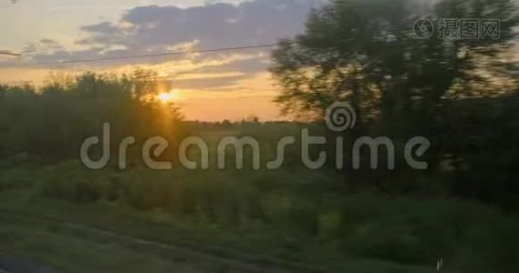 乌克兰的真实景观，火车旅行，小镇，制造企业，交通视频