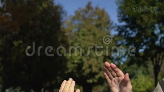 老人和女人伸出高五双手，打招呼，团结视频