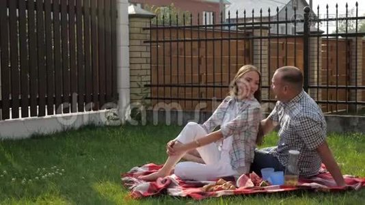 女人和帅哥坐在院子里，儿子跳上母亲视频