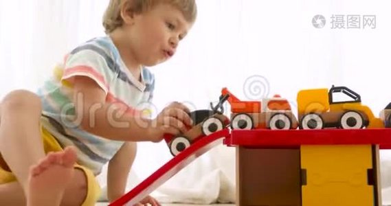 三岁小孩玩木玩具车视频