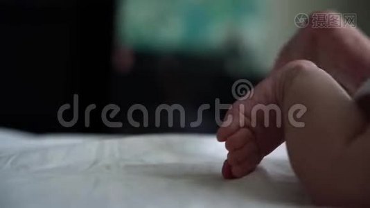 小可爱的小脚宝宝。 新生婴儿的小脚特写视频