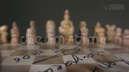 人们手举相机国王不寻常的棋类特写形式的佛陀慢动作。视频