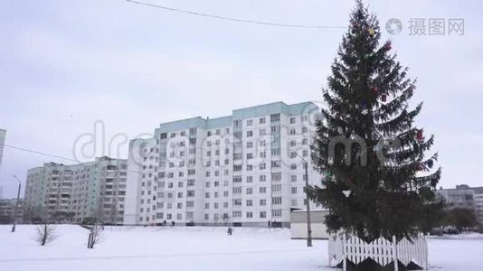 美丽的装饰圣诞树在城市住宅区的房子背景下，俄罗斯视频