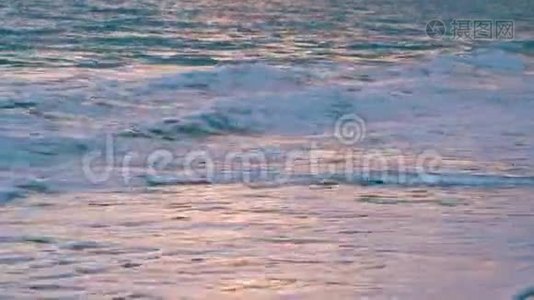 日落时的地中海波浪。视频