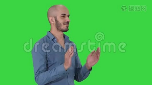 阿拉伯帅哥拍手，在绿色屏幕上鼓掌，Chroma键。视频
