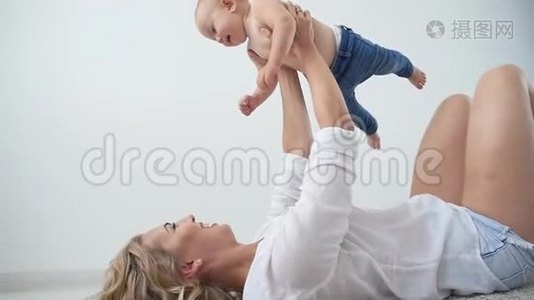 单亲家庭，母亲和婴儿的概念-母亲抱着白色背景的可爱的女婴视频