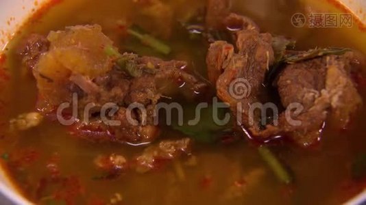 泰国，亚洲，用勺子炖牛肉汤视频