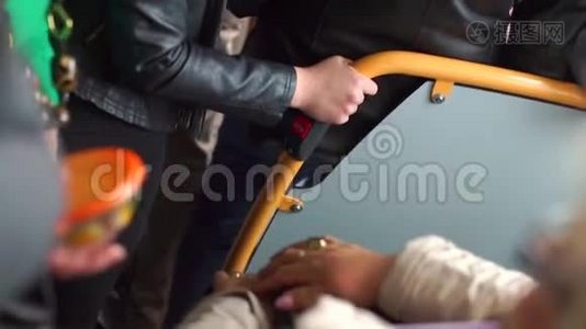乘客在公共汽车上扶着扶手视频