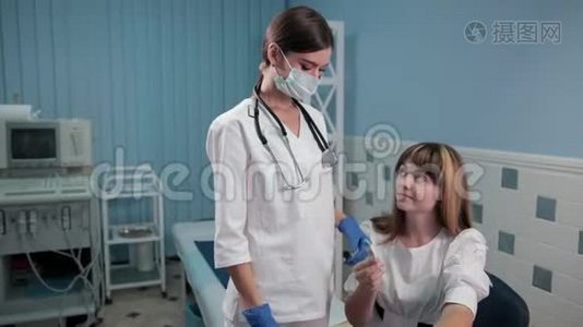 护士医生检查一名年轻妇女的体温表视频