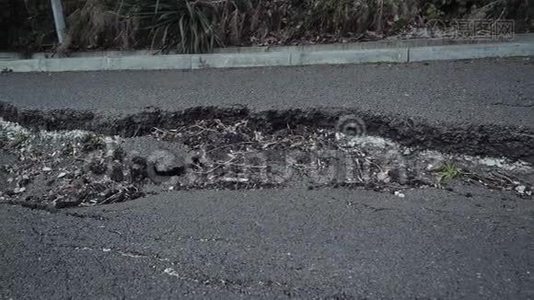 公路上沥青严重失效..视频
