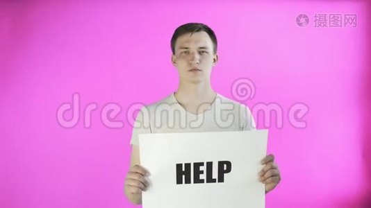 青年活动家，有粉色背景的帮助海报视频