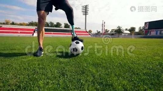 一个残疾人在体育场踢足球的慢动作视频