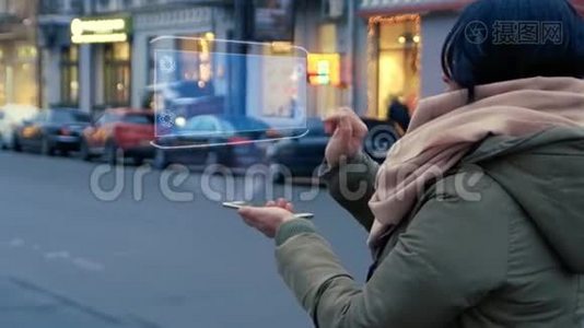 站在大街上无法辨认的女人将HUD全息图与文本订阅交互视频