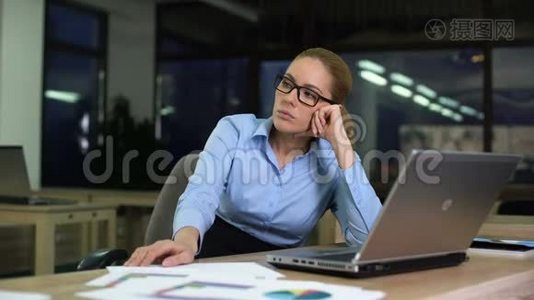 上夜班时坐着讨厌工作的女人，加班视频