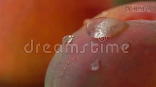 晶莹的水珠顺着桃子流下视频