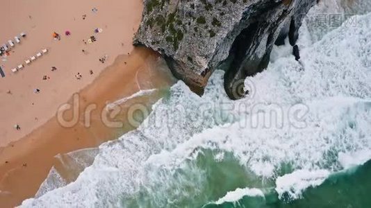 葡萄牙辛特拉Praia da Adraga海滩鸟瞰图。白浪滚滚向海滩视频