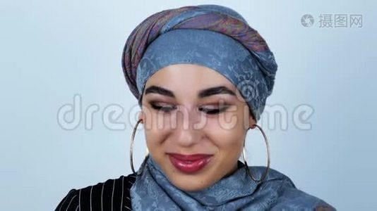 年轻美丽的阿拉伯女人在听到一个孤立的白色背景的滑稽故事后大笑视频