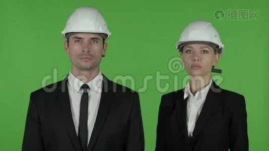 严肃的男女商业专业人士站在交叉的手臂，色度关键视频