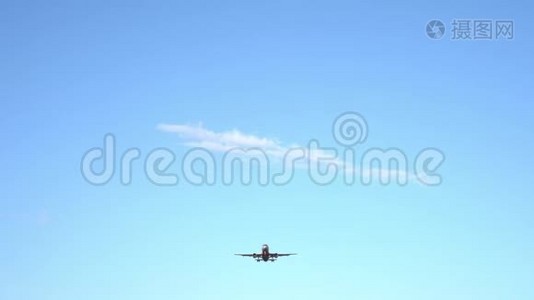 现代飞机飞过头顶，背景是一片无云的蓝天。 4K视频
