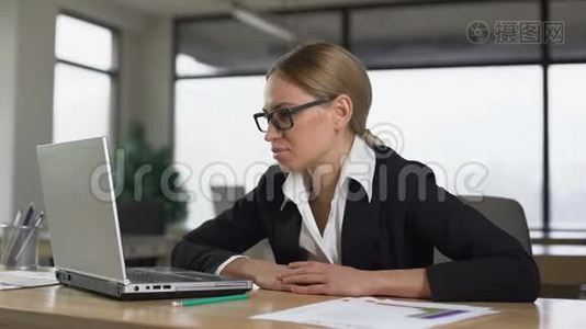 疲惫的女人在办公室里睡觉，因为单调的任务和过度劳累而休息视频