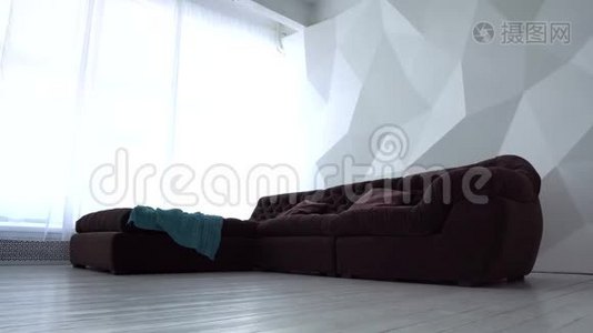 家庭内部装修概念-带有棕色家具的现代客厅视频