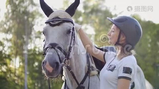 女人对马的爱和关怀视频