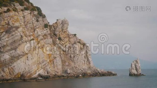 全景观赏美丽多彩的巨大悬崖和大海。视频