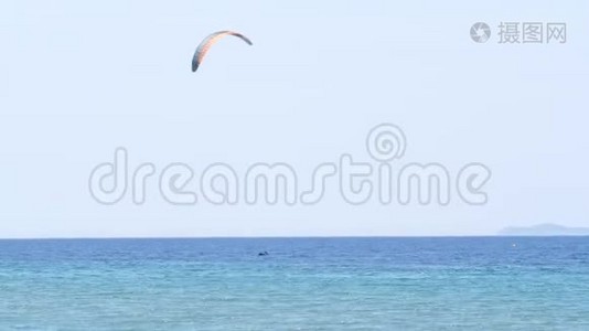 夏季水上运动，清澈开阔的海洋，多风的天气视频